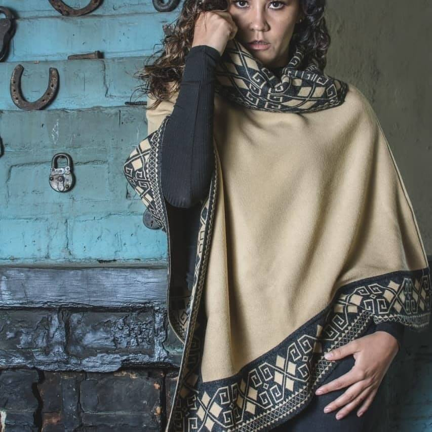 Poncho Lorena — tejido de punto confeccionado en el taller, Ecuador